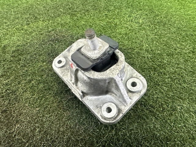 Подушка (опора) двигателя лев./прав. LR105970 LAND ROVER