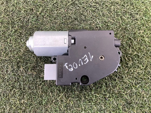 Мотор привода люка LR128434 LAND ROVER