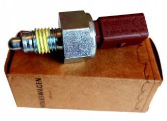 Выключатель фонарей заднего хода Volkswagen Transporter T5