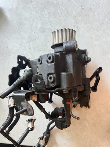 Насос топливный высокого давления 167008557R RENAULT