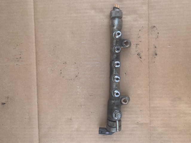 Распределитель топлива (рампа) SH0113GC0 MAZDA