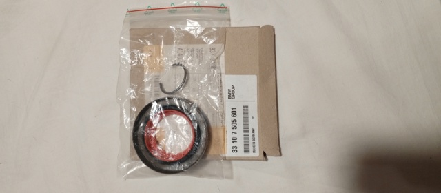 33107505601 BMW Сальник редуктора переднего моста купить в Запорожье