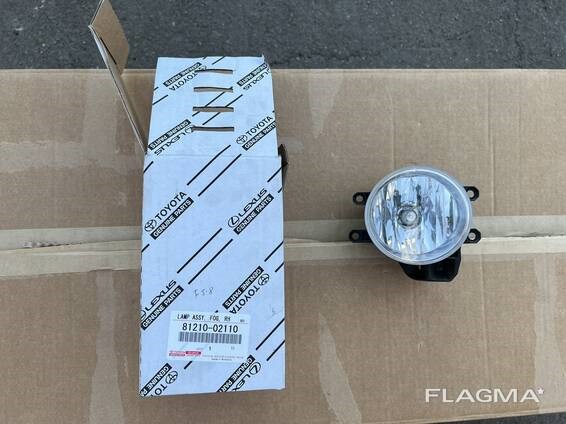 Противотуманка правая 8121002110 TOYOTA