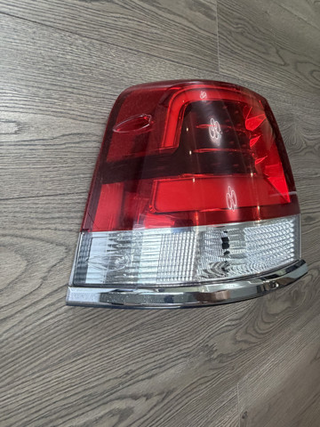 Фонарь задний левый, внешний 8156160B70 TOYOTA