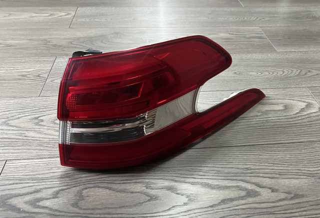 Фонарь задний правый, внешний 9678093880 PEUGEOT
