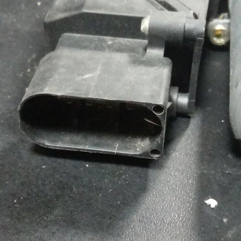 Мотор стеклоподъемника двери передней, правой 0130821698 BOSCH