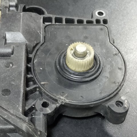 0130821698 BOSCH Мотор стеклоподъемника двери передней правой купить в Черновцы