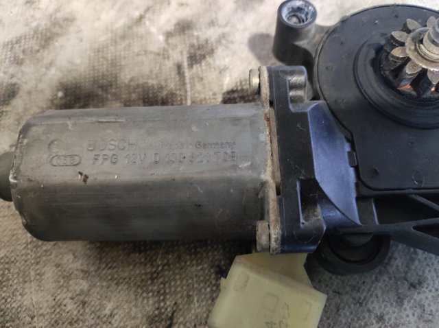 0130821709 BOSCH Мотор стеклоподъемника двери передней правой купить в Чернигов