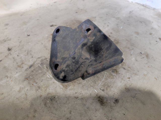 Кронштейн подушки (опоры) двигателя, левой 1091A079 MITSUBISHI