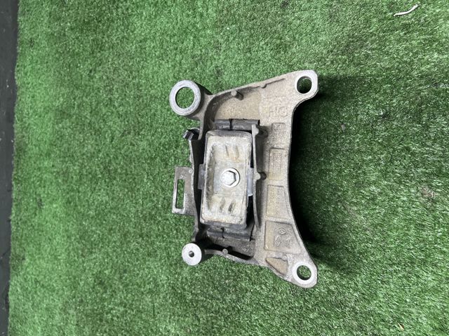 Подушка (опора) двигателя, левая 112205136R RENAULT