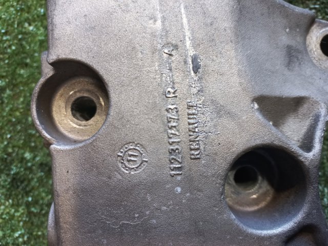 Кронштейн подушки (опоры) двигателя, правой 112317173R RENAULT