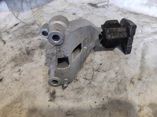 Кронштейн подушки (опоры) двигателя, правой 112328191R RENAULT