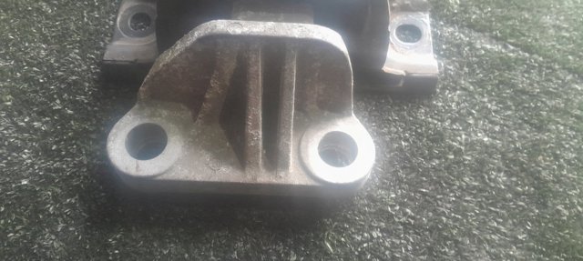 Левая подушка двигателя 13130745 OPEL