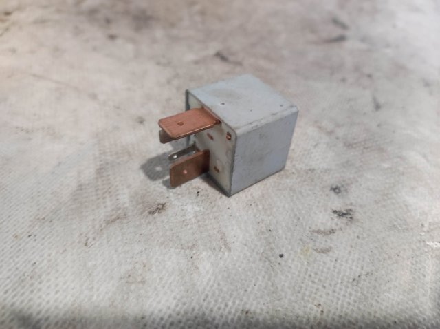 Реле топливного насоса Volkswagen Passat B2