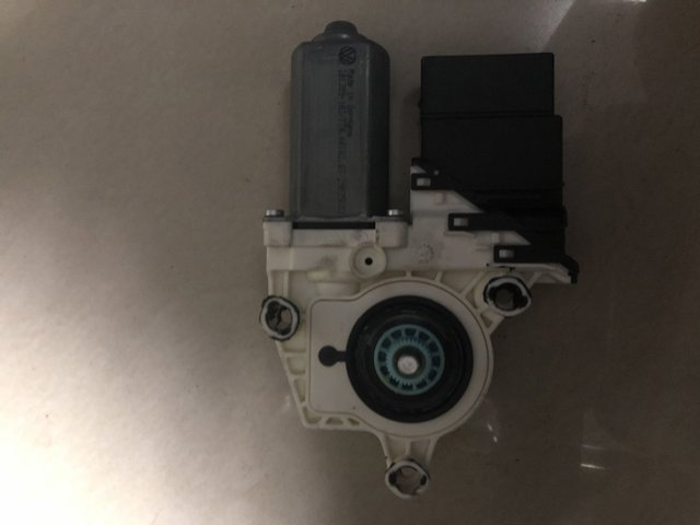 Моторчик стеклоподъемника двери задней, левой 1C0959811A VAG