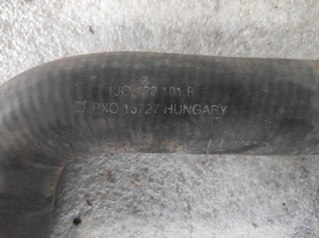 VAG 1J0122101B Патрубок радиатора в наличии Львов