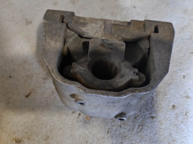 Правая подушка двигателя 1J0199262BE VAG