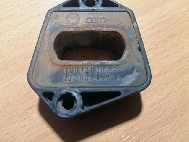1J0806157A Кронштейн радиатора нижний купить Черкассы