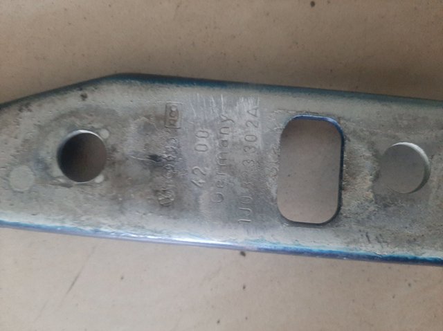 Шарнир капота правый 1J0823302A VAG