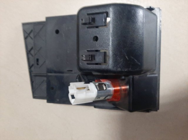 Пепельница центральной консоли 1J0857961G VAG