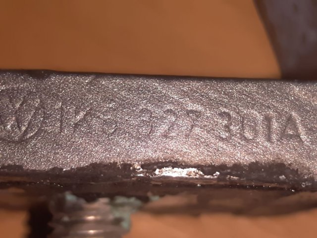Петля двери задней (багажной 3/5-й) 1K6827301A VAG