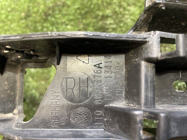 1T0807376A VAG Направляющая заднего бампера правая купить в Чернигов