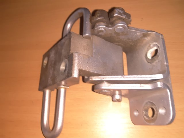 Петля задней двери, левой 1T0833411A VAG