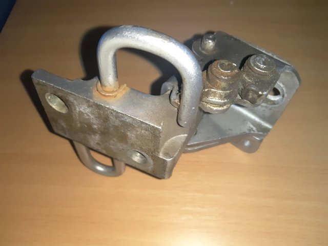 1T0833411A VAG Петля двери задней левой купить в Днепр