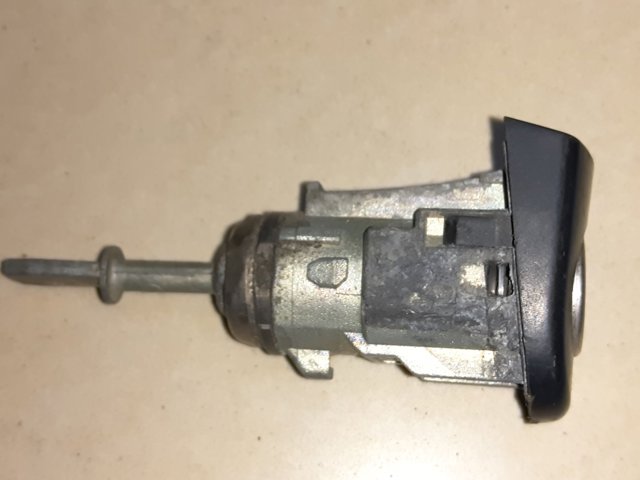 Личинка замка двери передней, левой 1U0837167C VAG