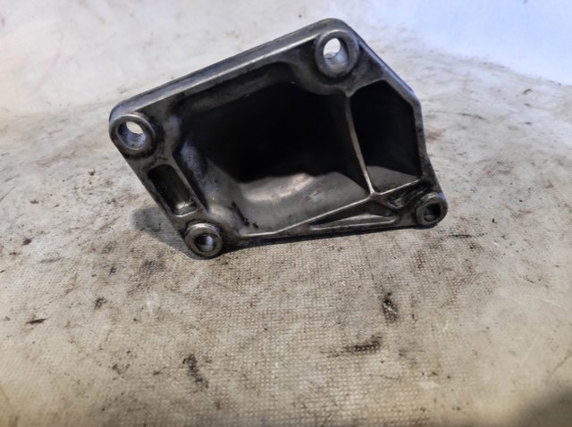 Кронштейн подушки (опоры) двигателя, правой 22116754185 BMW