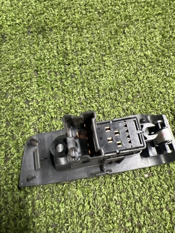 NISSAN 25411JG000 Кнопка включения мотора стеклоподъемника передняя правая в наличии Ровно