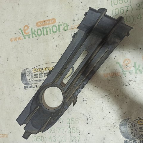 Заглушка, решетка противотуманных фар бампера переднего, левая 2K0853683A VAG