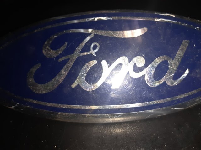Эмблема на крышку багажника 2N11N425A52AA FORD