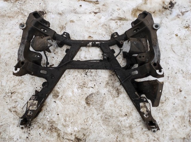 Балка передней подвески 31106755072 BMW