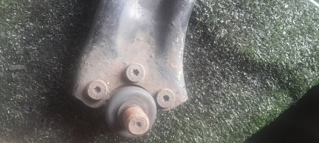 Рычаг передней подвески нижний левый 3520V1 PEUGEOT