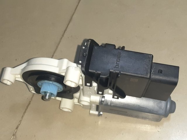 3C0959704B Мотор стеклоподъемника двери передней правой купить Одесса