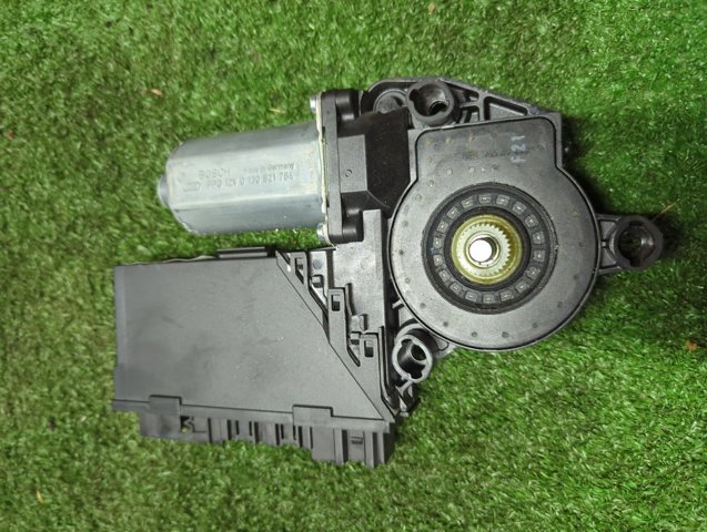VAG 3D0959794E Мотор стеклоподъемника двери задней правой в наличии Чернигов