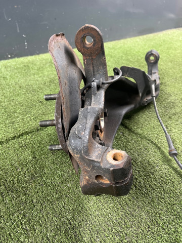 Цапфа - поворотный кулак передний, правый 400145X00C NISSAN