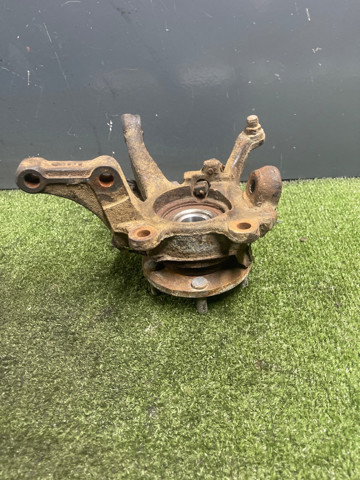 Кулак поворотный передний правый 400148H300 NISSAN