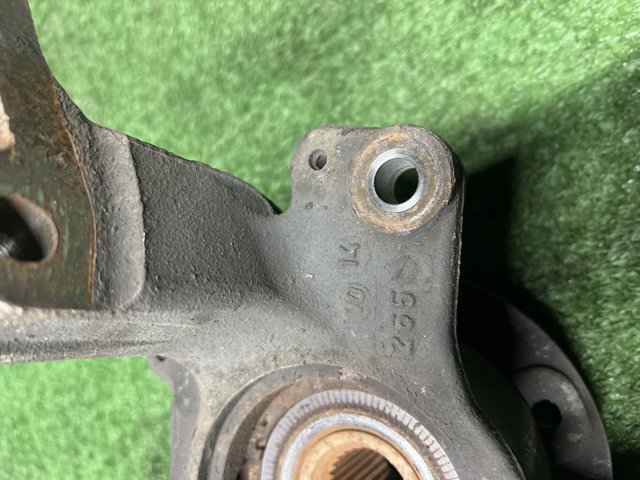 Кулак поворотный передний левый 400150083R RENAULT