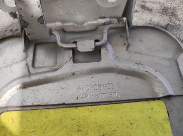 VAG 443809905A Лючок бензобака (топливного бака) в наличии Украина