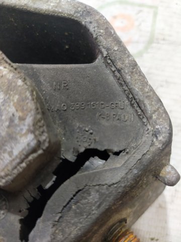 Подушка коробки передач 4A0399151D VAG