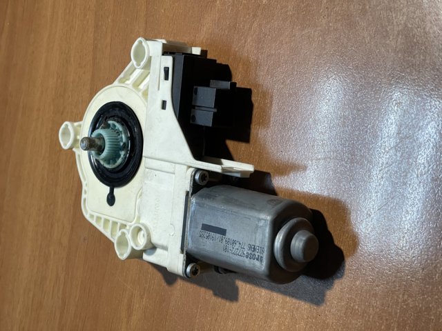 Мотор стеклоподъемника двери передней, правой 4F0959802D VAG