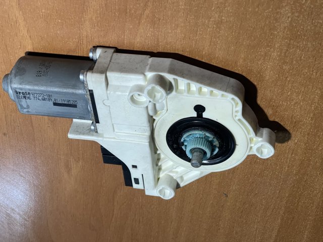 VAG 4F0959802D Мотор стеклоподъемника двери передней правой в наличии Ровно