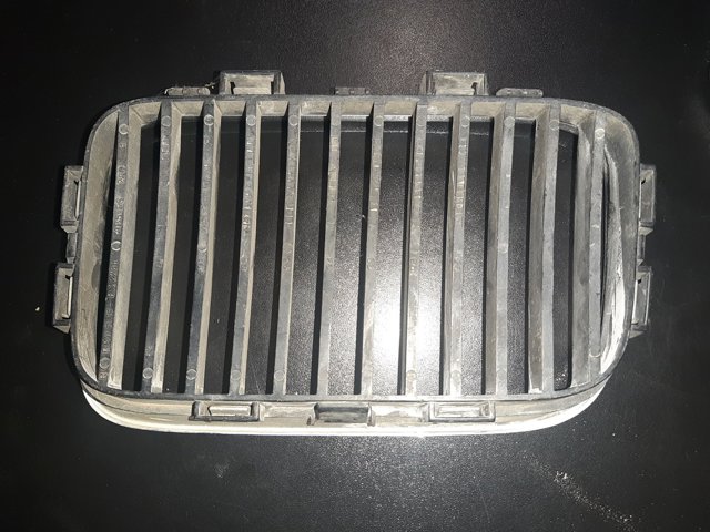 Решетка радиатора правая 51138122238 BMW