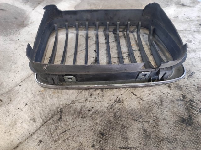 Решетка радиатора правая 51138208490 BMW