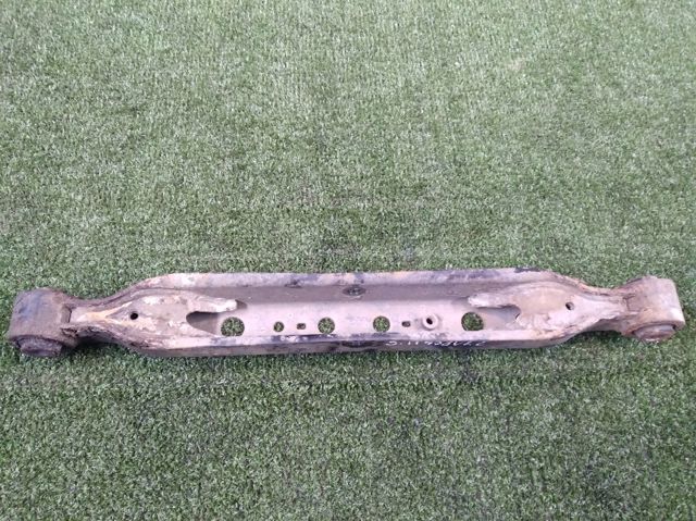 Балансир задний нижний, правый 55110JG00B NISSAN