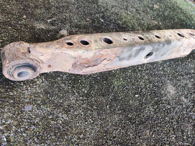 Рычаг задней подвески нижний, левый 55111JG00A NISSAN