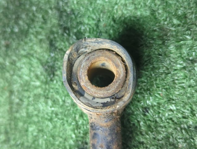 Рычаг задней подвески нижний, правый 551208H500 NISSAN