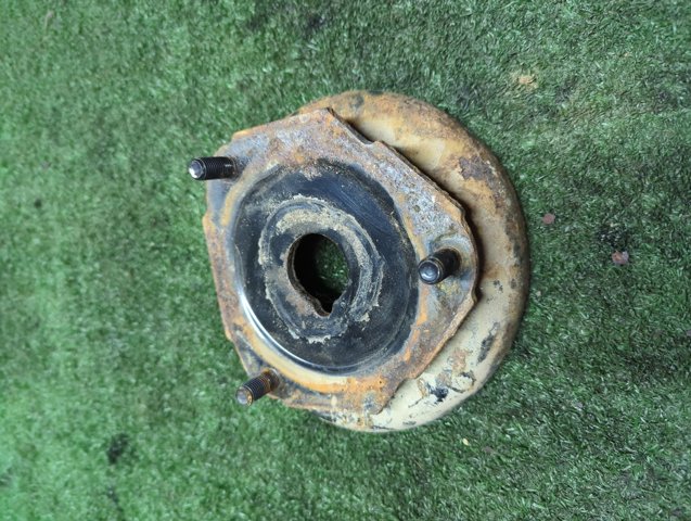 Опора пружины задней правой 552648H500 NISSAN